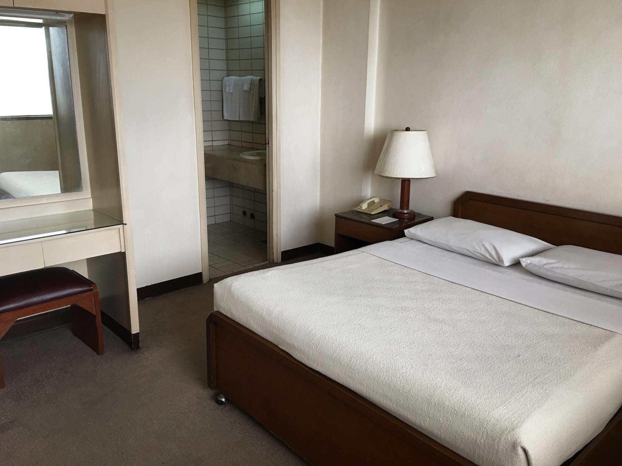 מנילה Sunny Bay Suites מראה חיצוני תמונה