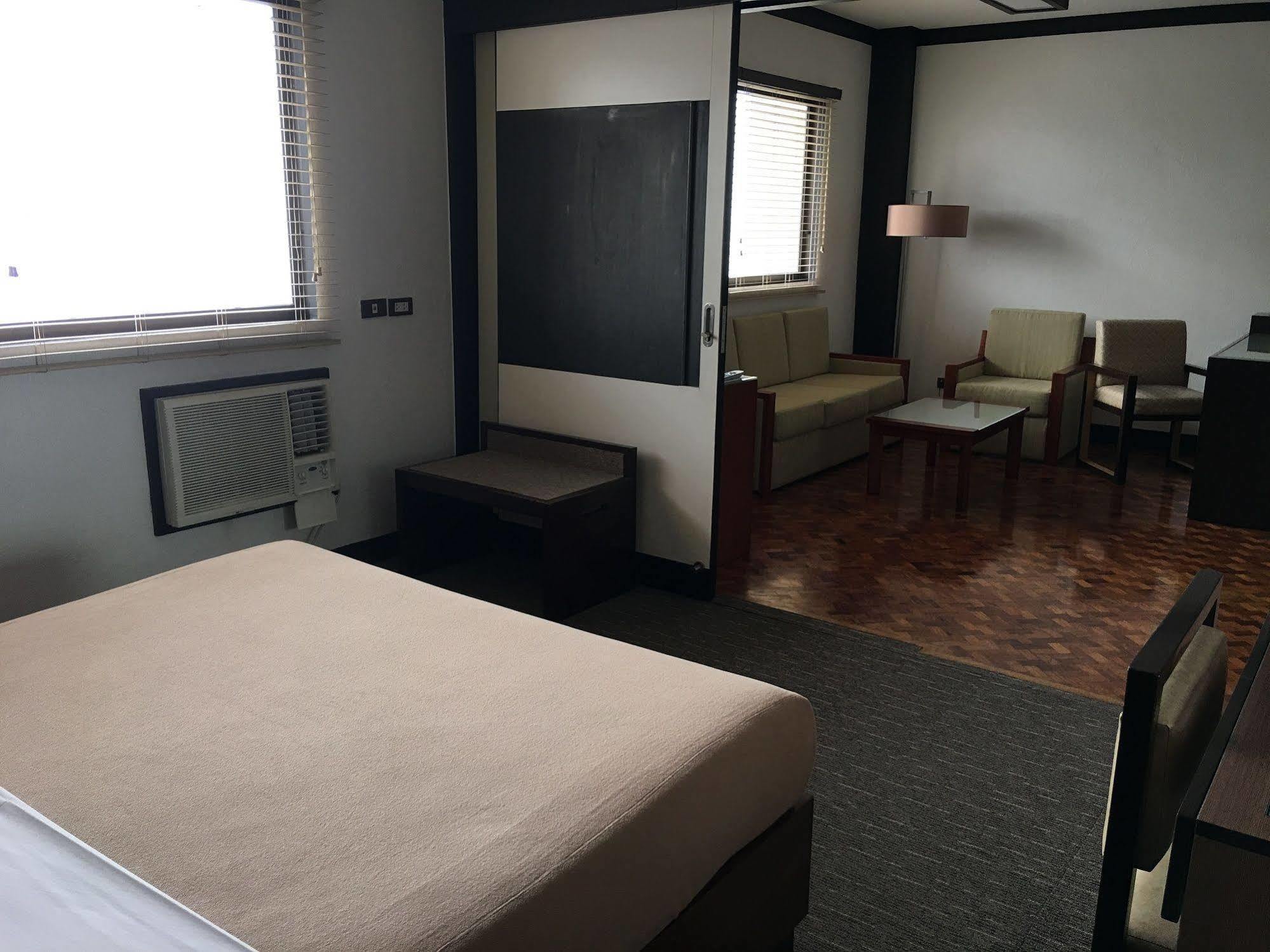 מנילה Sunny Bay Suites מראה חיצוני תמונה